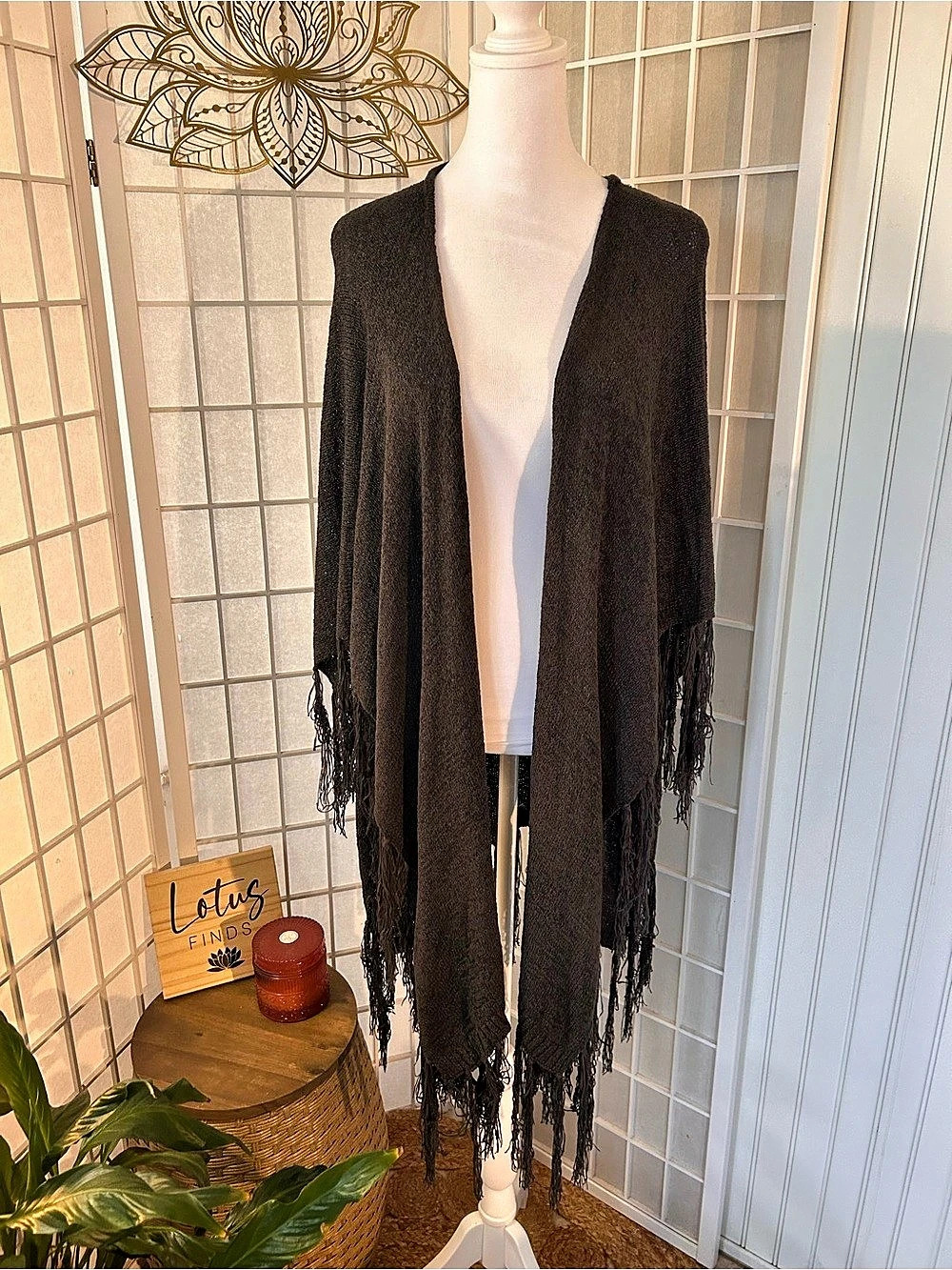Macchia di RUGGINE Charcoal Gray Fringed Knit Shawl
